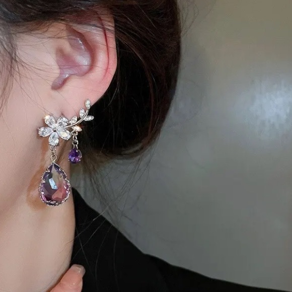 🌟 Flower Drop Earrings - Picture 3 of 4